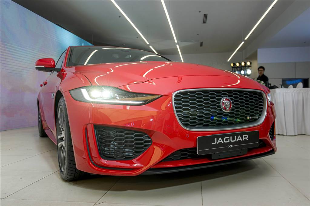 Ra mắt Jaguar XE