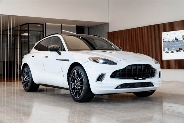 Aston Martin DBX ra mắt