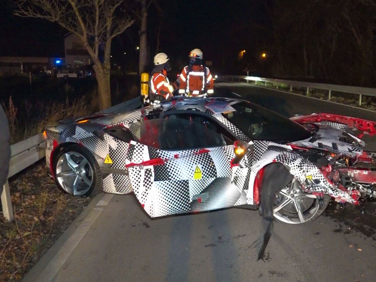 Ferrari SF90 Stradale bị tai nạn 