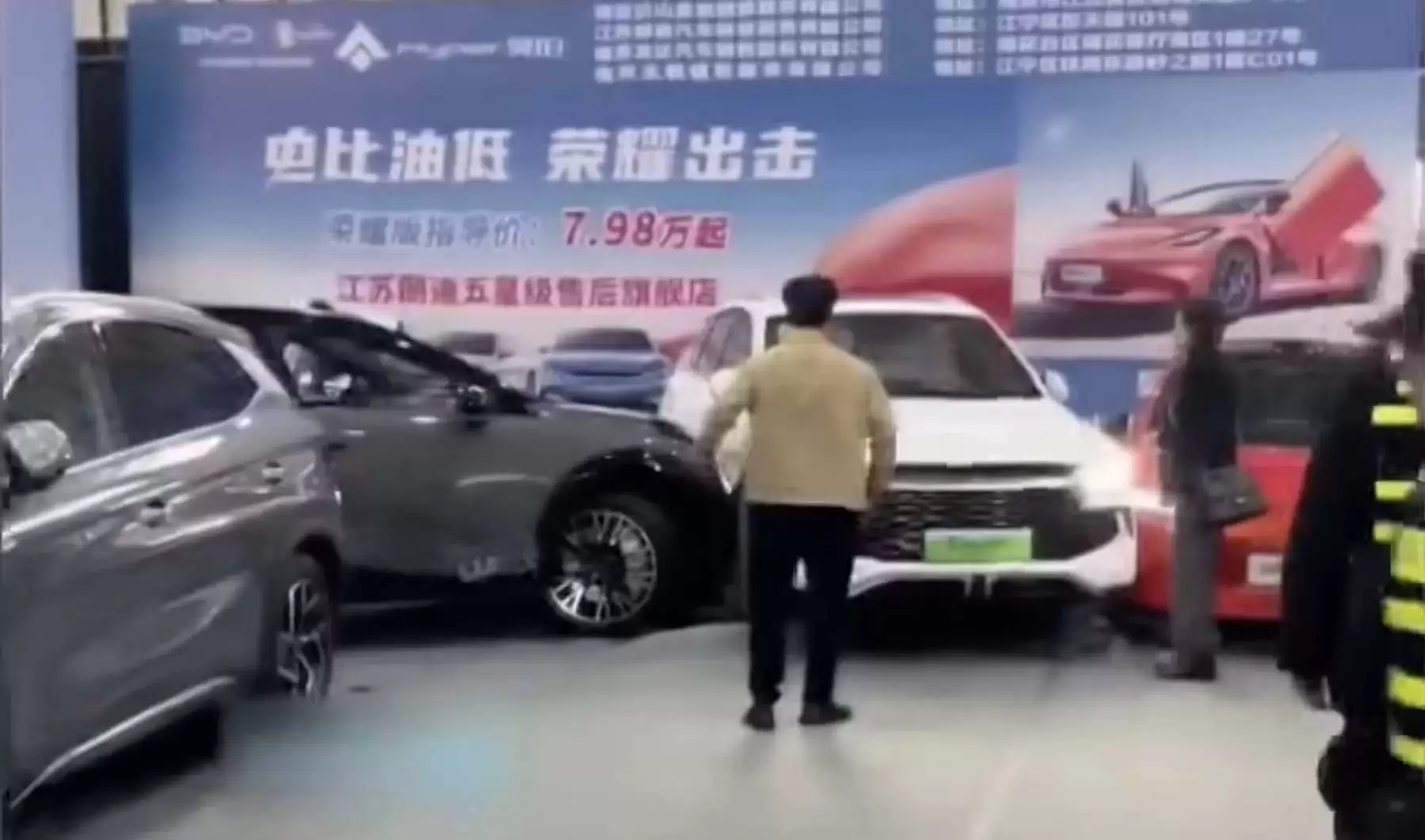 Ô tô điện Trung Quốc “thức giấc” đào tẩu khi đang trưng bày