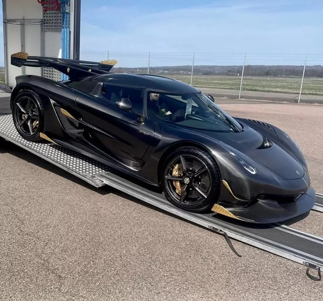  Koenigsegg Jesko full Carbon bị cháy rụi trên đường