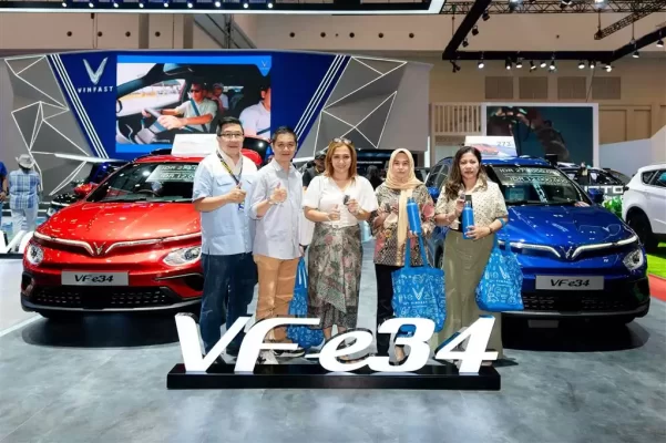 VinFast bàn giao lô xe điện VF e34 đầu tiên ở Indonesia