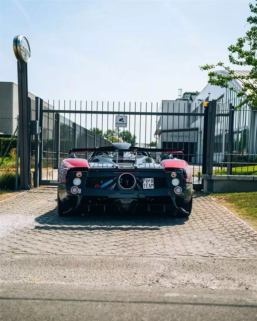 Chiếc Pagani Zonda mới độc nhất vô nhị với số sàn 6 cấp