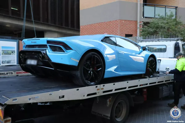 Giả nghèo ăn trợ cấp thất nghiệp, người đàn ông bị tịch thu Lamborghini