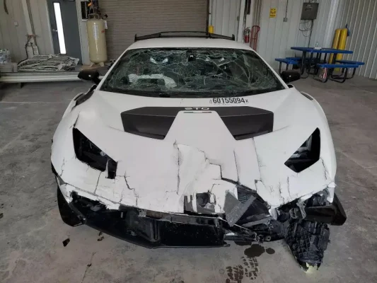 Huracan STO chưa qua 2.000km bị tai nạn, ế không ai mua