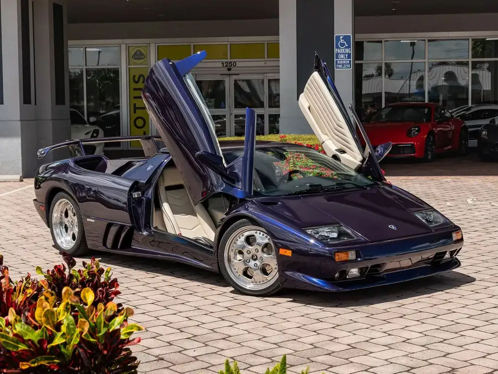 John Cena chi 500.000 USD mua bản sao Lamborghin Diablo