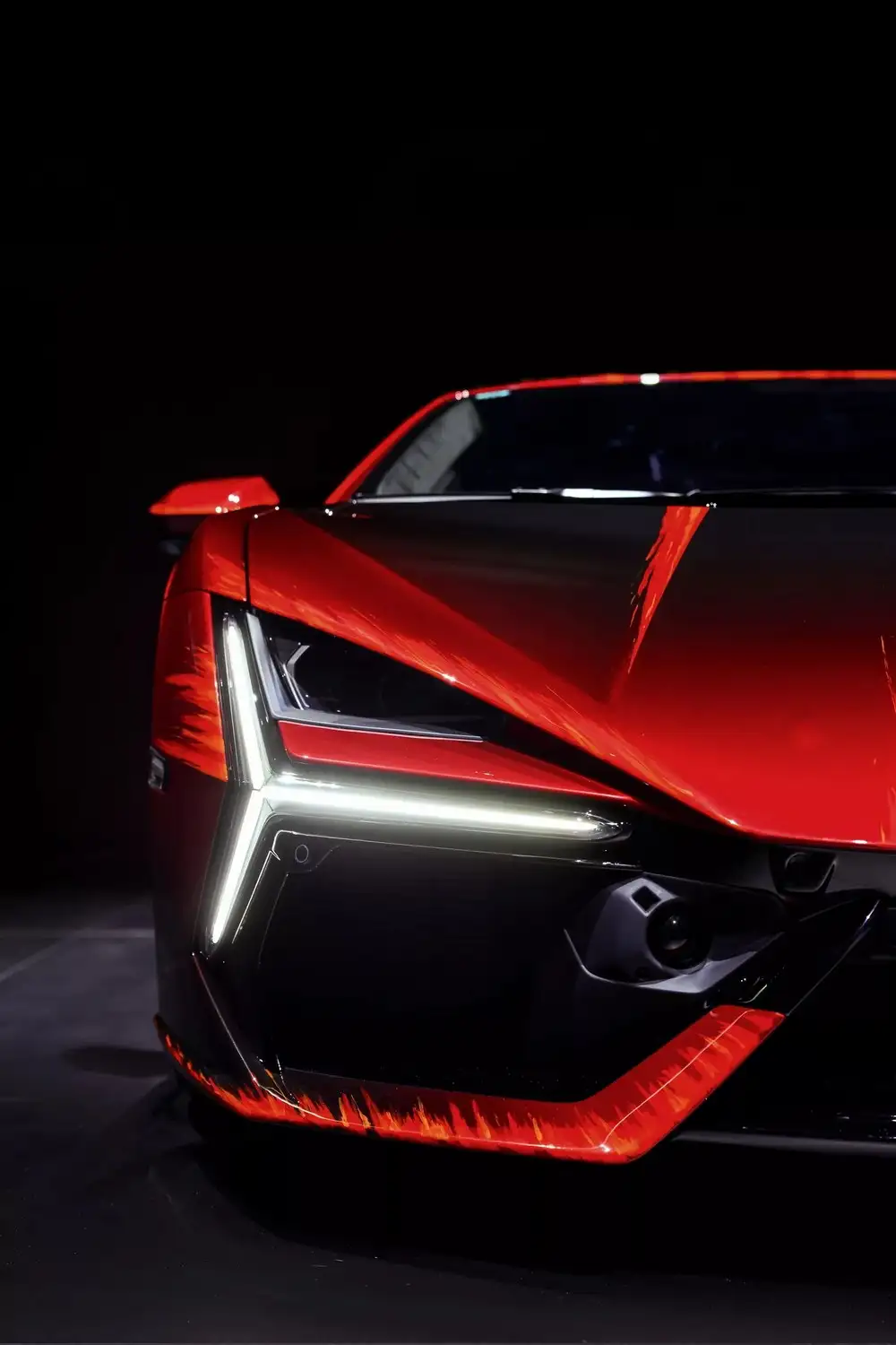 Lamborghini Revuelto độc nhất vô nhị với lớp sơn ngọn lửa vũ trụ