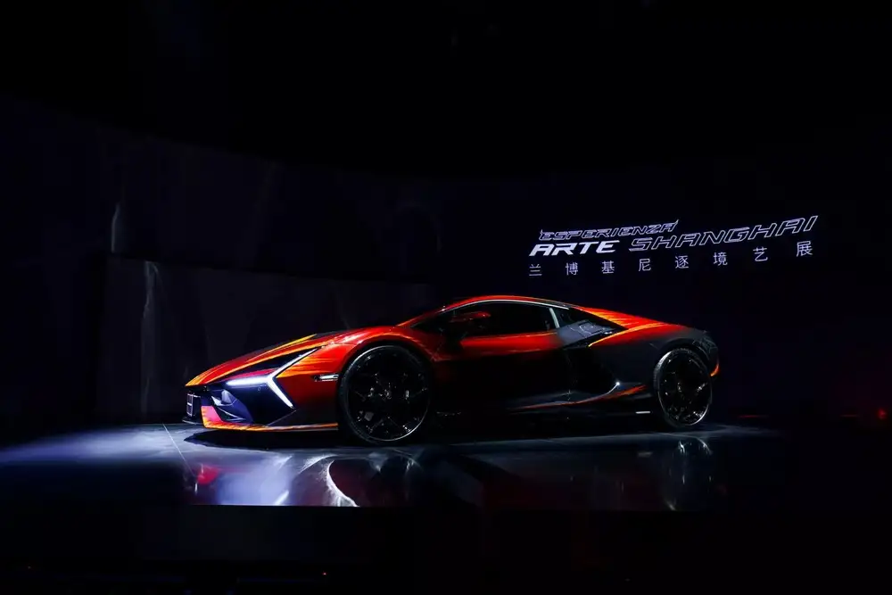 Lamborghini Revuelto độc nhất vô nhị với lớp sơn ngọn lửa vũ trụ