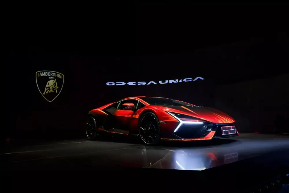 Lamborghini Revuelto độc nhất vô nhị với lớp sơn ngọn lửa vũ trụ