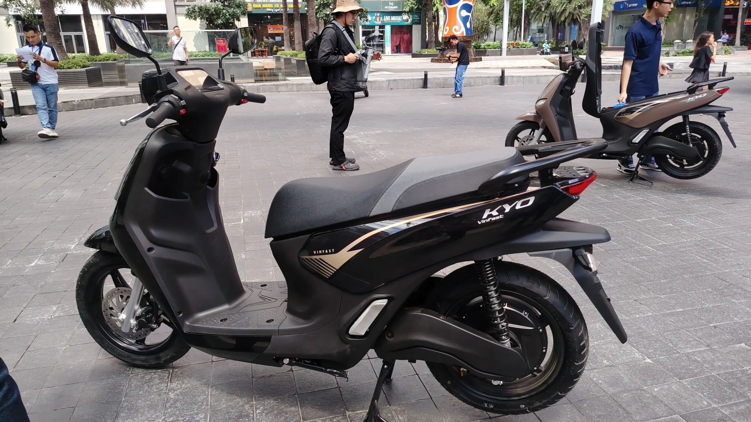 VinFast ra mắt thêm xe máy điện Kinet và Kyo