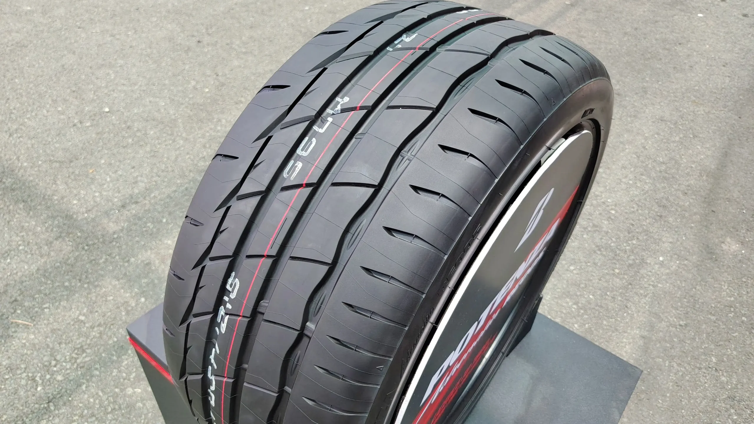 Lốp Bridgestone Potenza Adrenalin RE005
