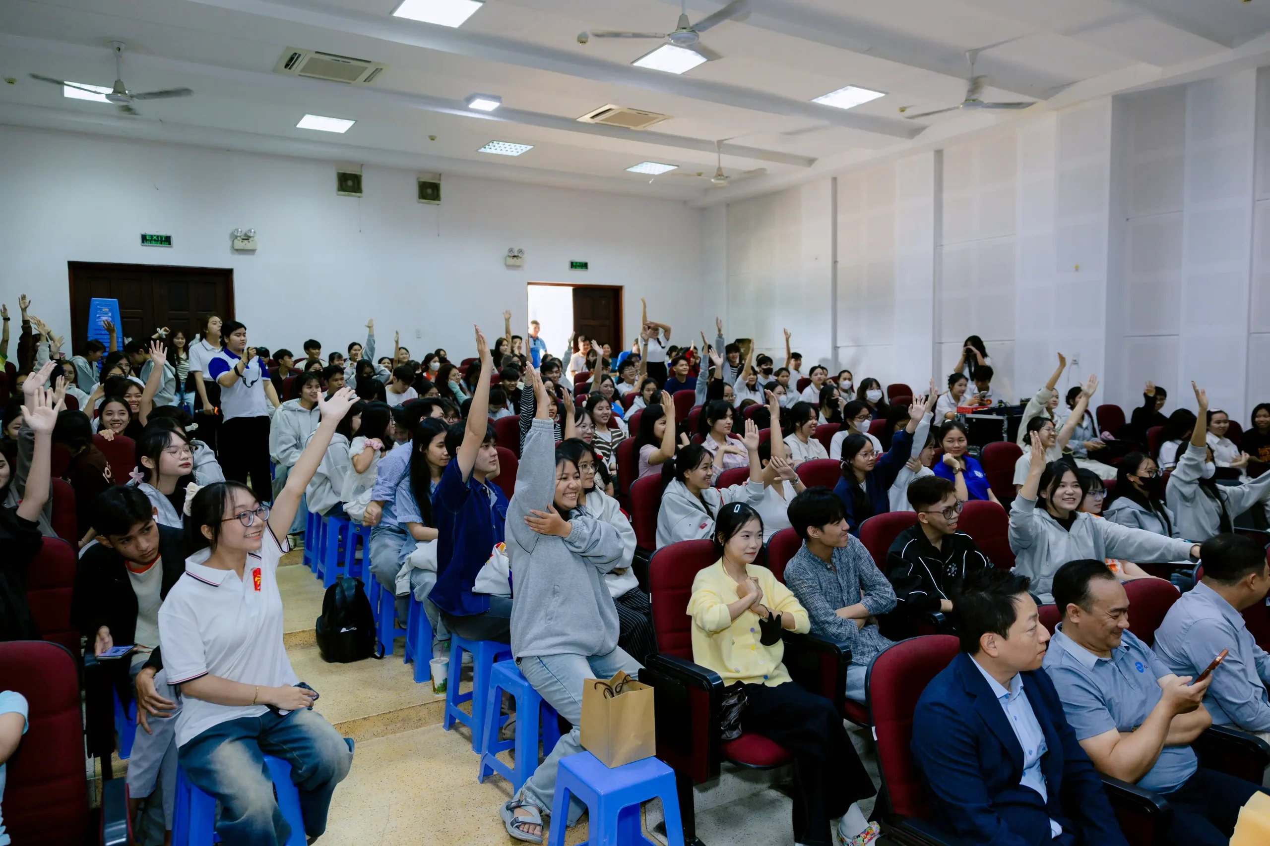 SINH VIÊN ĐẠI HỌC VĂN HÓA TP.HCM CÙNG SÁNG TẠO VIDEO “VĂN HÓA GIAO THÔNG”