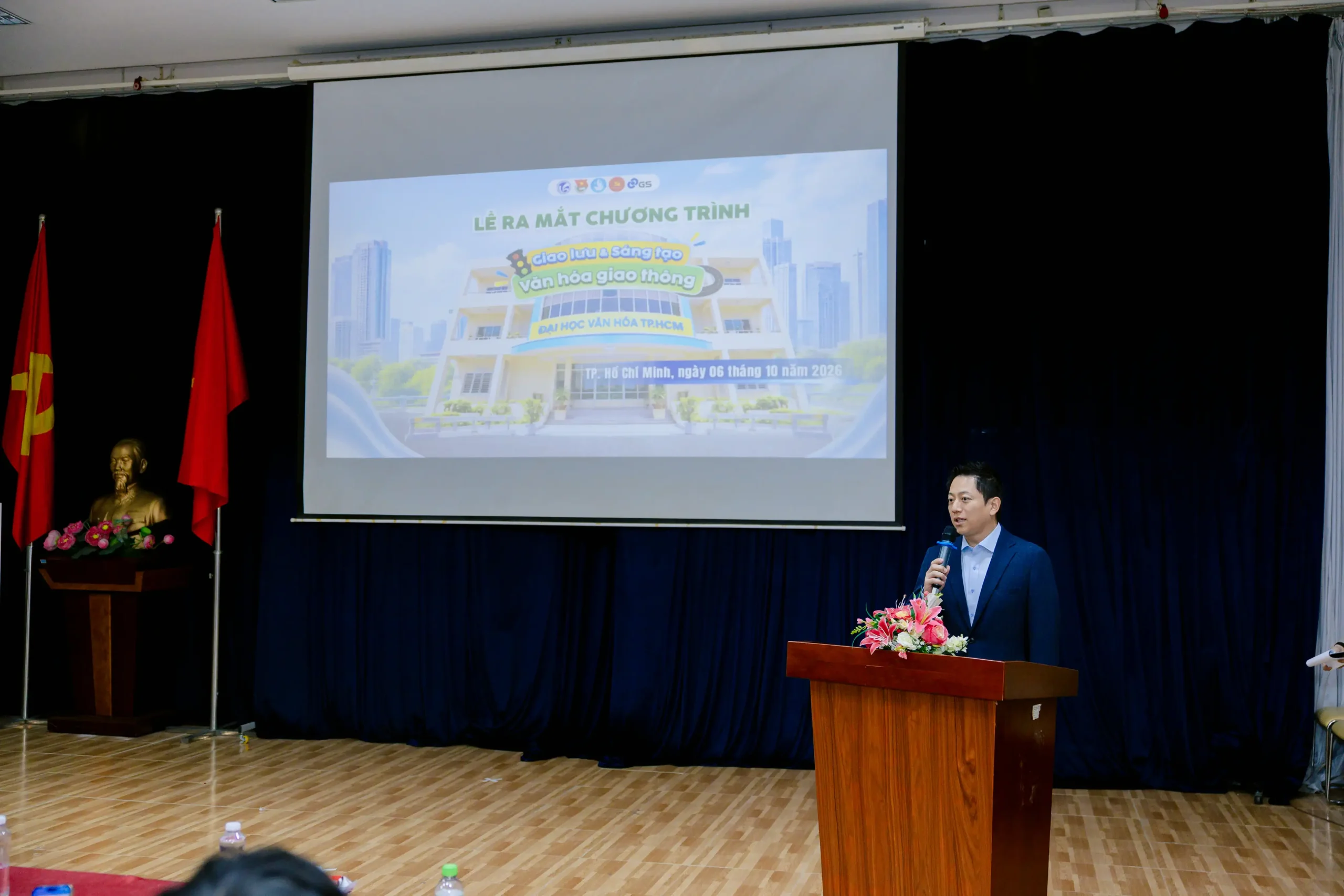 SINH VIÊN ĐẠI HỌC VĂN HÓA TP.HCM CÙNG SÁNG TẠO VIDEO “VĂN HÓA GIAO THÔNG”