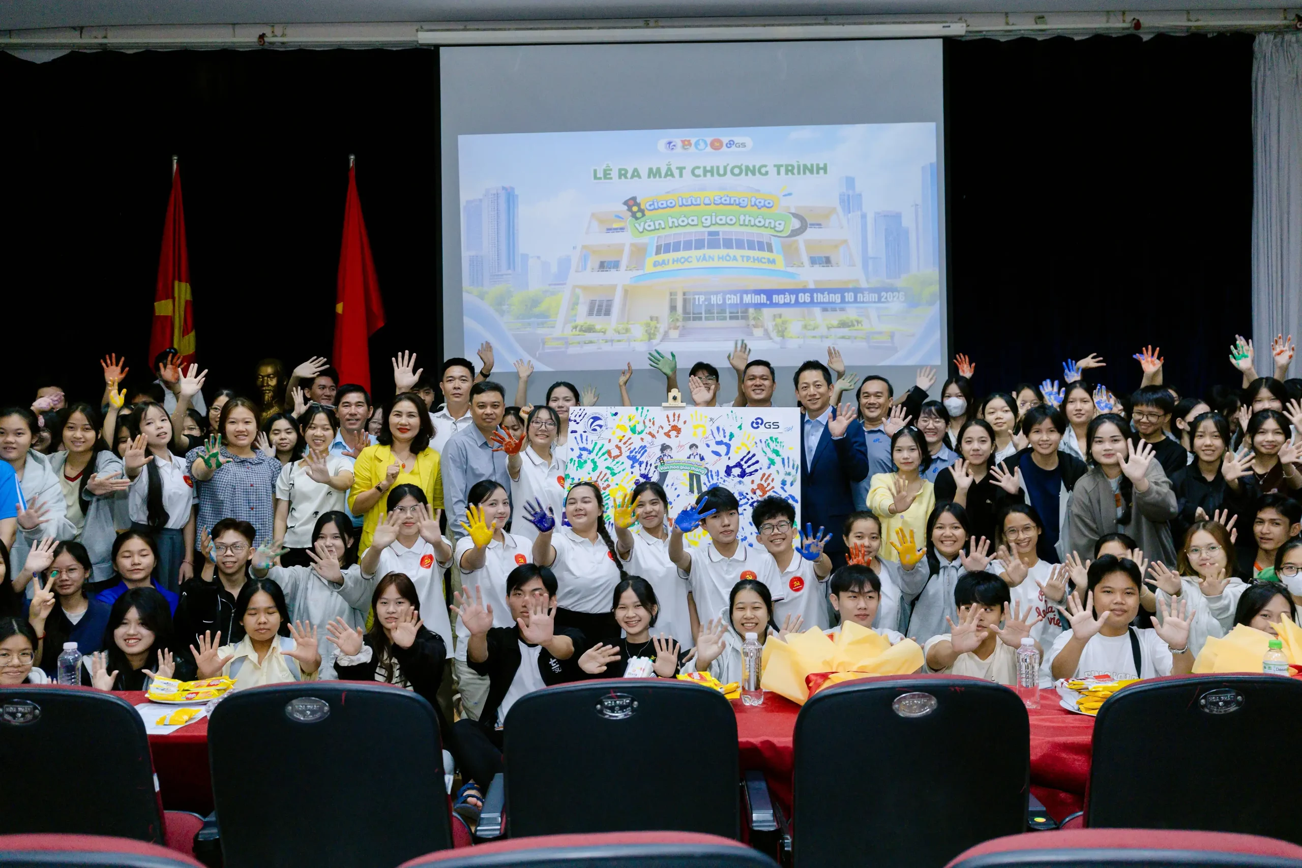 SINH VIÊN ĐẠI HỌC VĂN HÓA TP.HCM CÙNG SÁNG TẠO VIDEO “VĂN HÓA GIAO THÔNG”